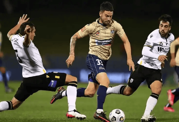 爱游戏体育-足总杯赛后再迎强敌，纽约尼克斯豪取连胜，主帅态度——底气十足，资深球员宣示担当的简单介绍